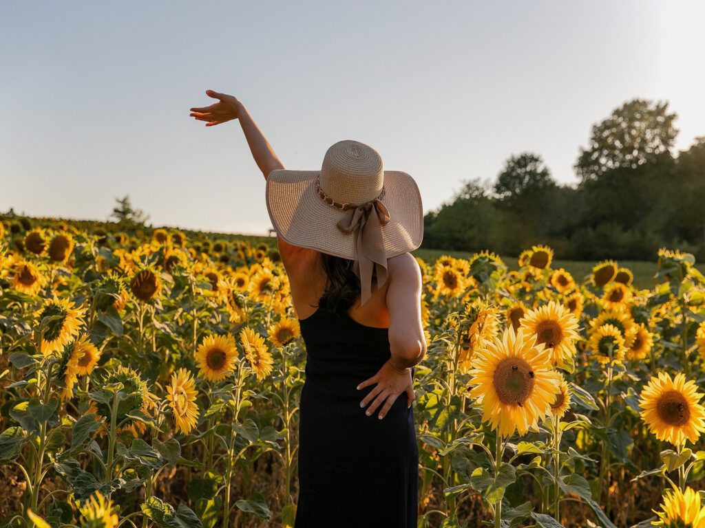 Frau im Sonnenblumenfeld